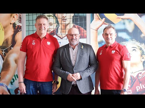 Trener polskich siatkarek na uniwersjadzie w Chengdu Jacek Pasiński