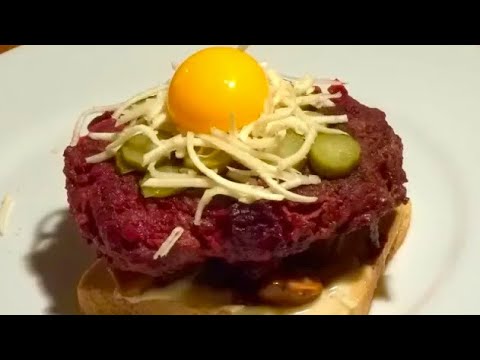 Steak haché à la betterave, raifort & j'aune d'œuf sur toast 🥩🍠🍞  - Recette # 141