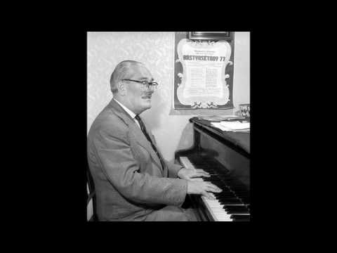 Eisemann Mihály zongorázik