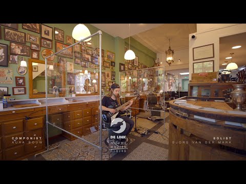 De gitarist Sjors van der Mark speelt een stuk van componist Aura Bouw in de Meesterbarbier