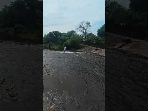 río que pasa sobre la calle en Tecoluca, entre La Paz y San Vicente 🇸🇻
