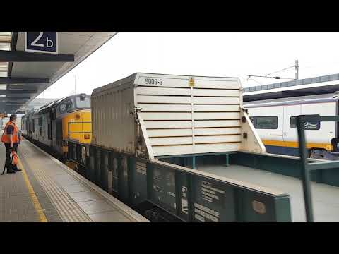 37605 & 37602 noisy departure from Ashford with 6M95 Dungeness to Crewe flasks 29/06/17