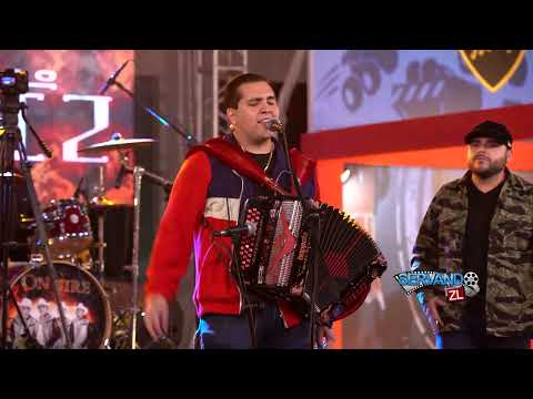 Video thumbnail for Pasado Pisado (En Vivo)