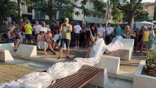 Riccione, in spiaggia il «sudario per Gaza» per ricordare gli oltre 18mila bambini uccisi nella S...
