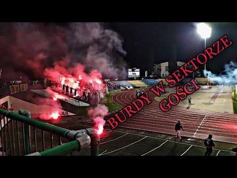 Kibice Włocłavii rzucają racami w sektory gospodarzy / Elana Toruń - Włocławia Włocławek