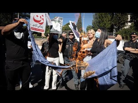 La manifestazione di protesta davanti all'ambasciata iraniana