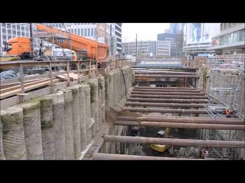 LKW und Baugrube - der alte Aushub wird wieder verfüllt