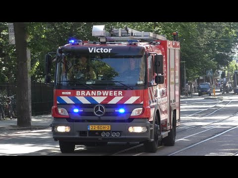 Prio 1 Autospuit Victor 13-3431 met spoed naar een Brandgerucht in Amsterdam