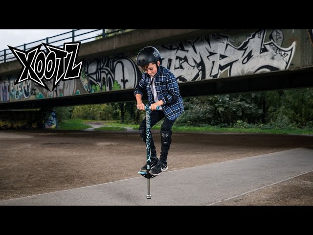 Vídeo relacionado con Xootz Pogo Stick | Diseño Volt para niños, niños y niñas, manubrio de Espuma Suave, a Partir de 5 años, hasta 35 kg