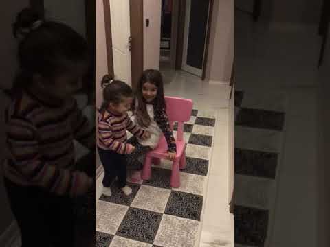 Buglem Elif su ERİK DALI OYNUYORUZ küsmeye gelmez diyor şarkı ama hep küsüyoruz