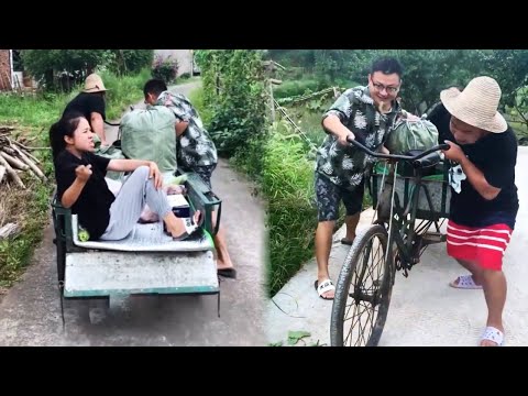 My Neighbor's Tire was Broken, So I went to Help!#funny #drama #comedy