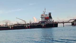 MAGANDA PAGMASDAN MAY BARKO SA TABI NG DAGAT