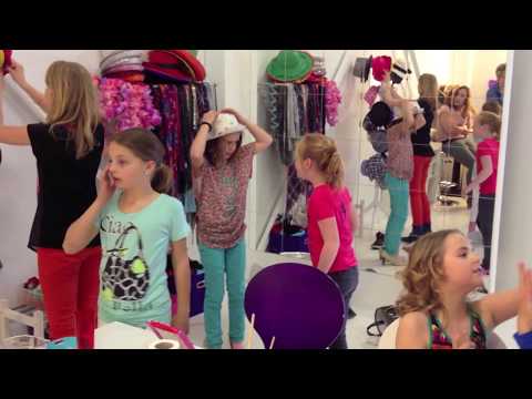 download lagu mp3 mp4 Loes Mennen, download lagu Loes Mennen gratis, unduh video klip Loes Mennen