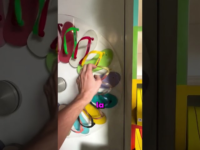 Vídeo relacionado con amscan 392474 - Calcetines hasta la rodilla con cinturón de Papá Noel, color rojo, 1 par