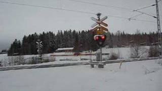 preview picture of video 'Wood freight train passes Finnish level crossing'