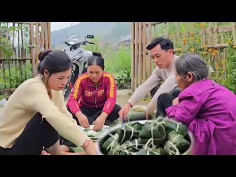 The whole family happily gathered to wrap traditional banh chung (Vietnamese rice cakes).