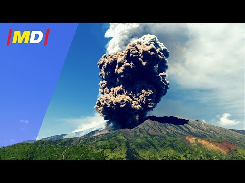 Violenta erupció del volcà Etna fa que diversos turistes fugin espaordits