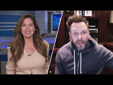 ジョエル・マクヘイル、フルインタビューでキャビンフィーバーと戦うためのアドバイスを語る (Joel McHale Dishes Advice for Fighting Cabin Fever in Full Interview)