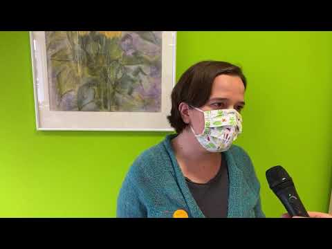 Initiative strickt Schals für Brustkrebspatientinnen