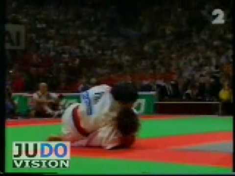 JUDO 1997 World Championships: Sun-Hui Kye 계 순희 (PRK) - Nicole Flagothier (BEL)