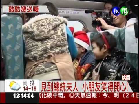 化身高鐵服勤員 周美青與童同樂