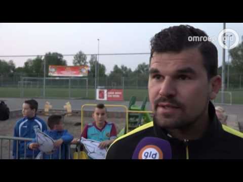 Piet Velthuizen pinkt een traantje weg na afscheidsduel - Omroep Gelderland