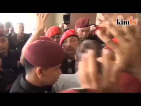 KEZALIMAN MAHATHIR : ANWAR IBRAHIM SAMBUT HARI LAHIR DIKAWAL KETAT PEGAWAI PENJARA