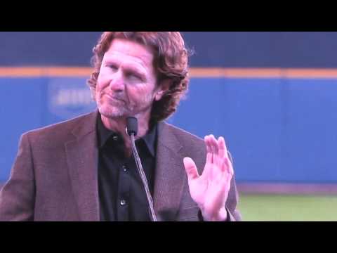Robin Yount shares funny stories about Milwaukee Brewers Hall of Famer Bob Uecker at statue reveal