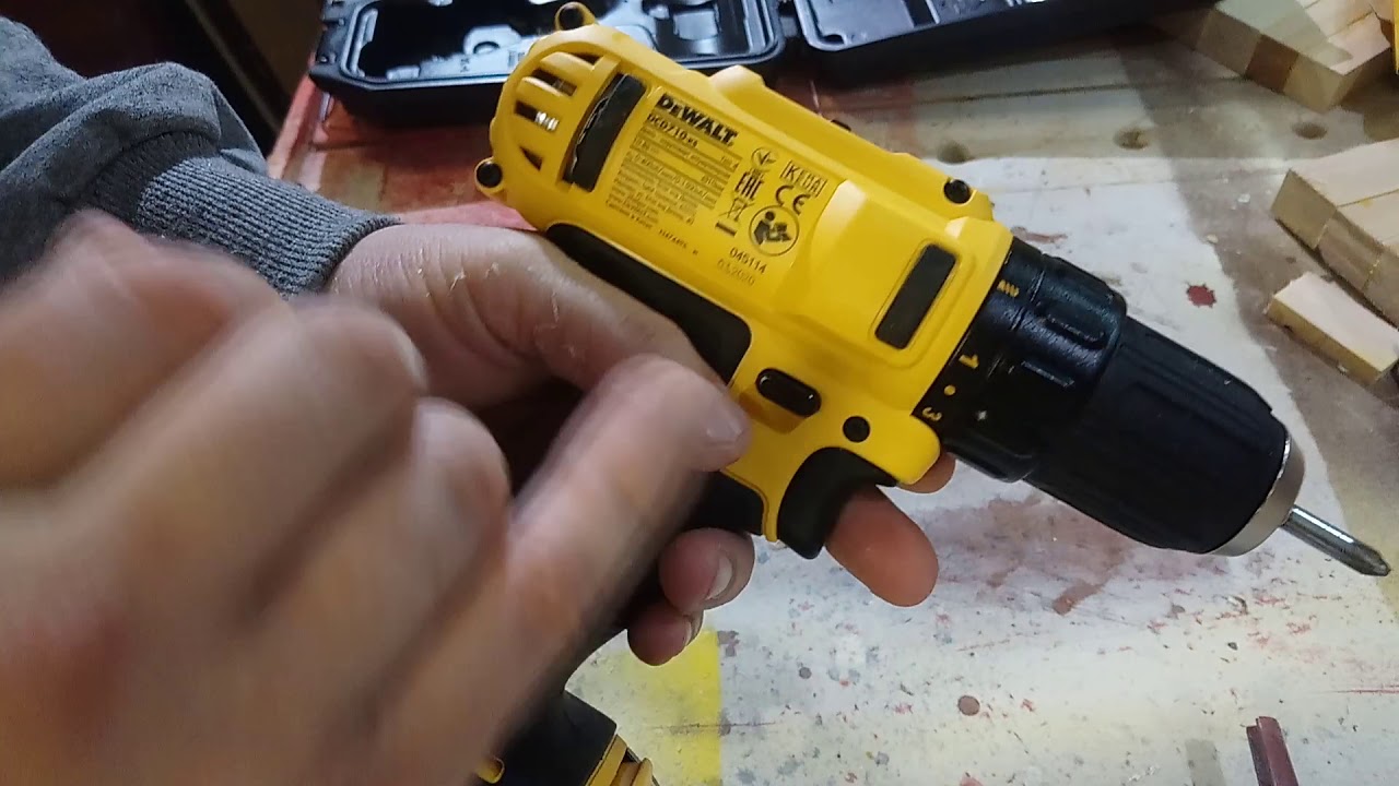 Dewalt model id 7115. Как отличить деволт оригинал от подделки. Dewalt 18v линейка. Шуруповёрт деволт 36 вольт. Гайковерт dewalt dcf880m2.
