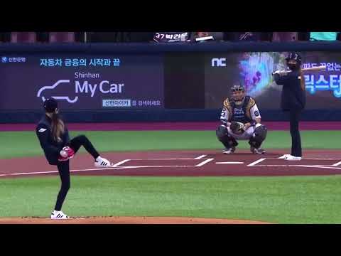 Chuu and Heejin playing baseball but something’s not quite right