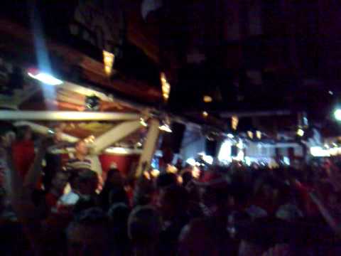 Kampioensschaal in het supportershome AZ