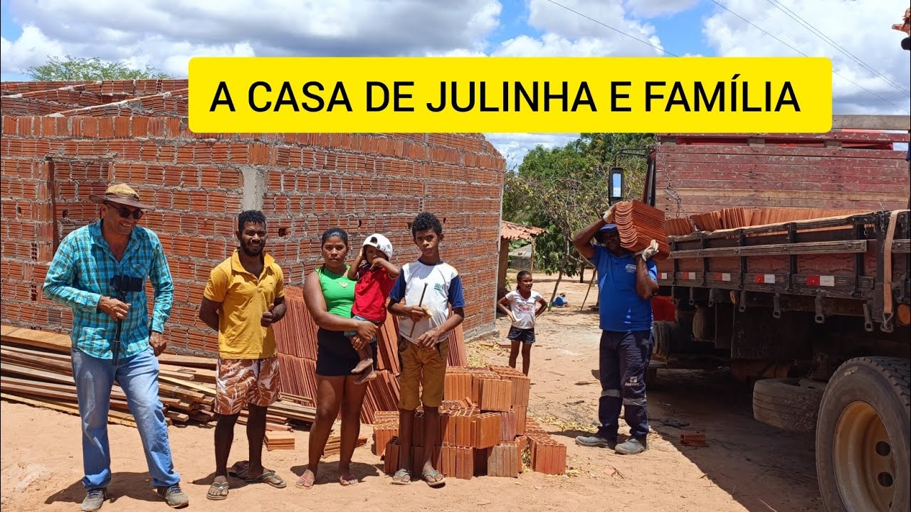 chegou madeiras e telhas pra fazer a cobertura da casa de Julinha e família veja sertão mamoeiro .