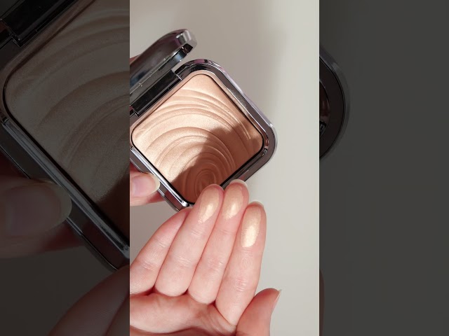 Vídeo relacionado con KIKO Milano Glow Fusion Powder Highlighter - 01, Iluminador En Polvo Con Resultado Modulable