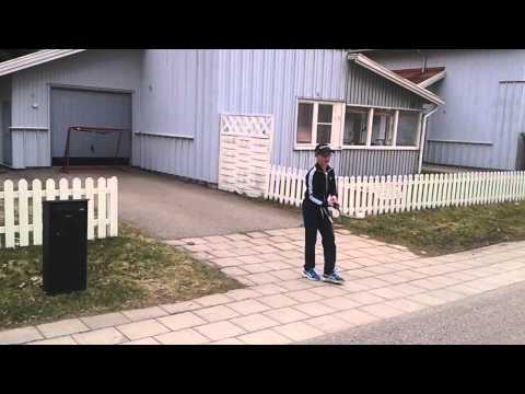 Otto visar upp sina zorro skills (med fel vinkel)