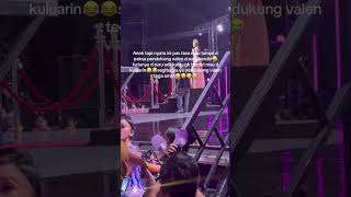 Download lagu Penonton kaku berdiri saat Tasya mau tampil, kru sampai terak mp3