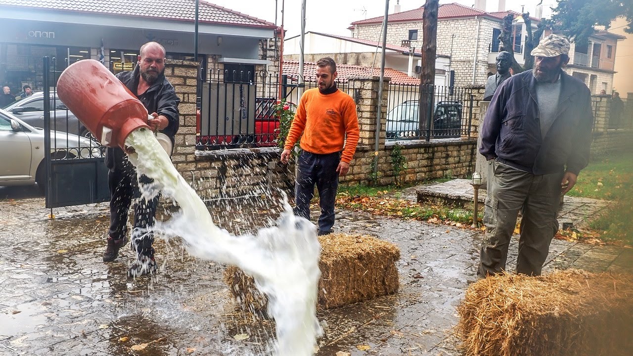 Στον δρόμο οι κτηνοτρόφοι της Ευρυτανίας. Έκλεισαν την Ε.Ο., έχυσαν γάλατα σε παράσταση διαμαρτυρίας