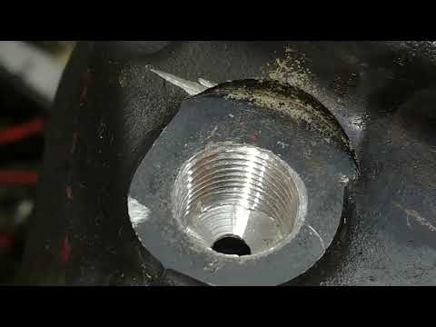 Нарезка резьбы суппорта. Восстановление резьбы скобы суппорта мазда 6. Болт скобы заднего суппорта гольф 4. Суппорт ремонтная спускного штуцера. Восстановление резьбы в поворотном кулаке.