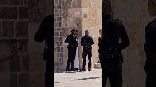סרטון המשך המעצר של הכהן המקריב את שתי הלחם - הכהן לא מוכן להמשיך ללכת עד שהוא מסיר את האבנט (שעטנז)