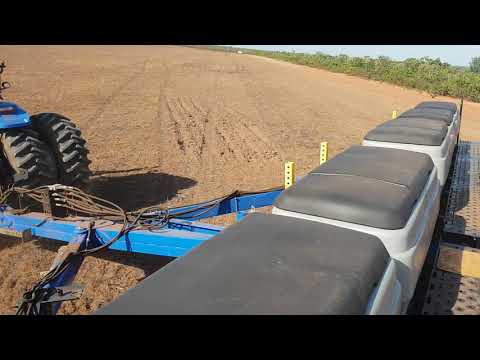 T7 260 com plantadeira New Holland PL6028 com 24 linhas de 50cm