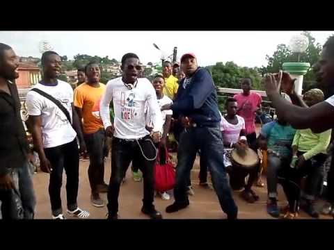 MPACKO ET PHIL MASSINGA METTANT LE SHOW DANS UN HOTEL DE LA PLACE NKOLNDONGO