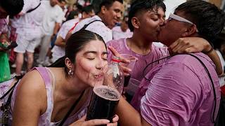 Weinschlacht in Spanien: Tausende baden im Rotwein