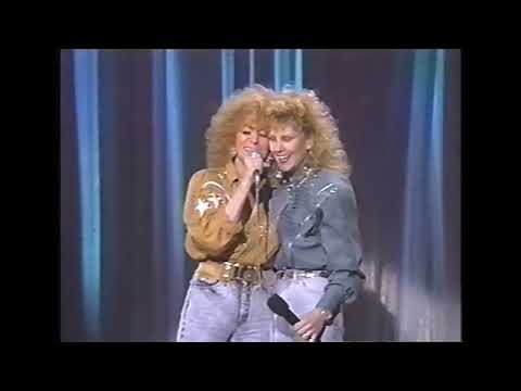Dottie West & Shelly West  "Together Again"  a heartwarming Live Performance