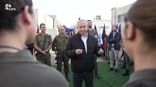 ראש הממשלה בנימין נתניהו בביקור ביחידת "רוכב שמיים", בבסיס זיקים. (עדכוני משרד ראש הממשלה) - התמונה מוצגת ישירות מתוך אתר האינטרנט יוטיוב. זכויות היוצרים בתמונה שייכות ליוצרה. קישור קרדיט למקור התוכן נמצא בתוך דף הסרטון