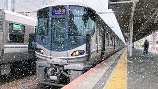 『４＋4連結の快速列車の先頭4両だけ225系100番台3次車しかし後ろ4両は223系』快速京都方面野洲行き225系100番台U6両編成8両編成