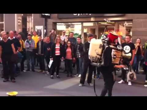 Amazing Sweden: 10 instrument street performer