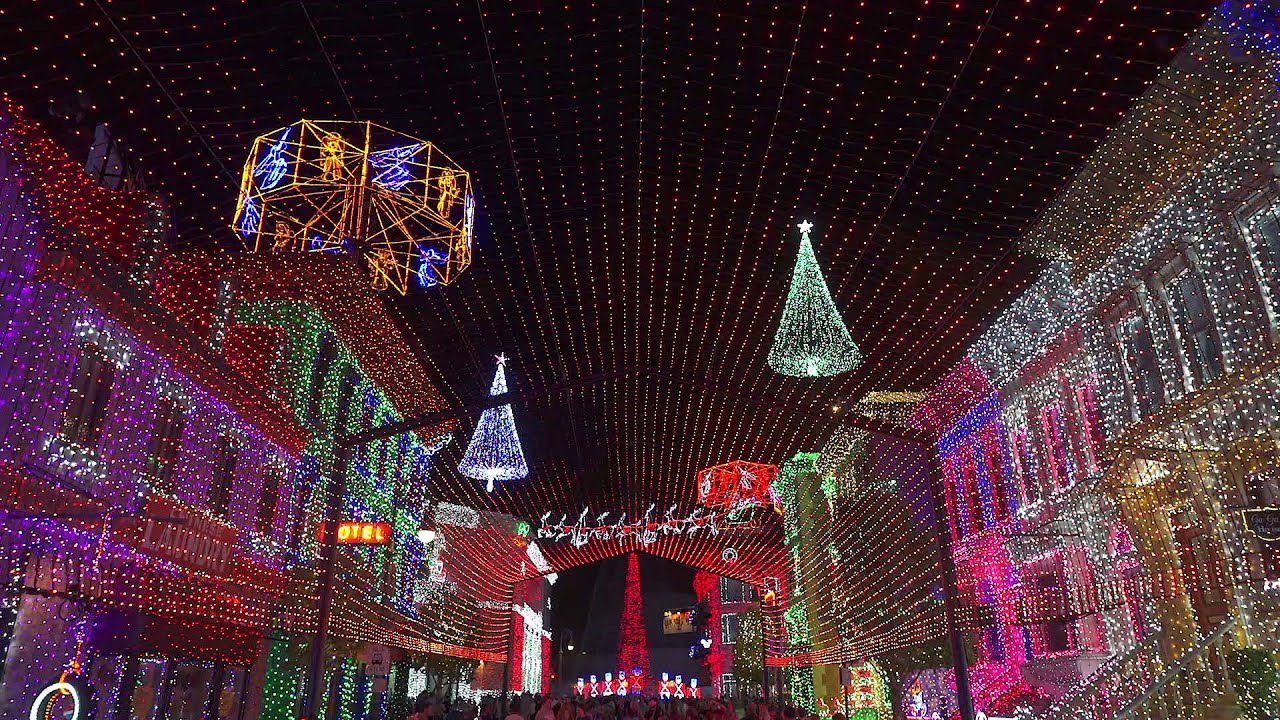 Osborne Family Spectacle of Dancing Lights - A Mad Russian's Christmas
