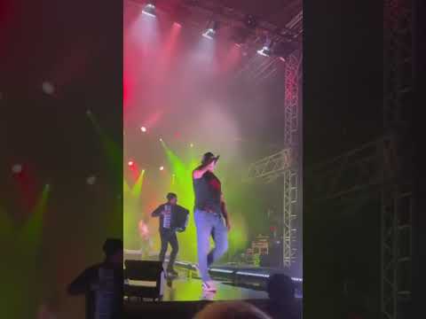 Daniel Landa spadl při koncertu z podia ????