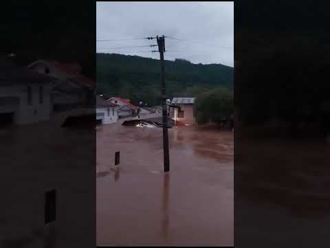 Inundações terríveis devido às chuvas intensas em Santa Tereza, Rio Grande do Sul, Brasil 🇧🇷