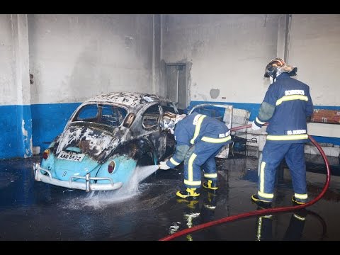 Fusca em chamas mobiliza bombeiros na Rua Uruguai