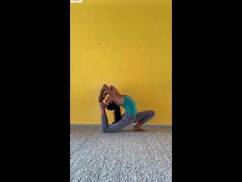 Die Halbmondtaube eka-pāda-kapotāsana